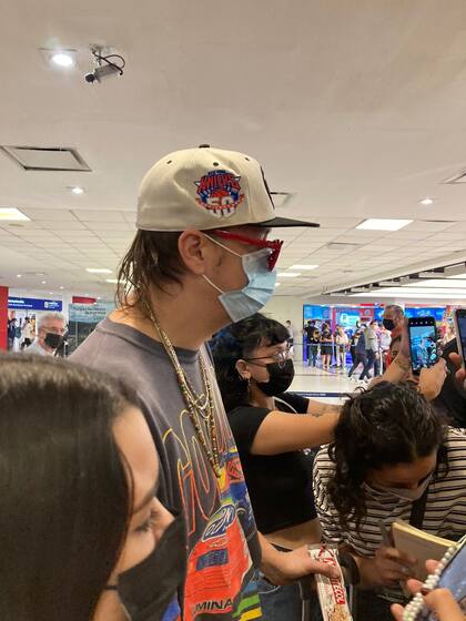 Julian Casablancas llegó a la Argentina y le regalaron un mantecol (Foto: Twitter)