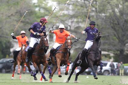 Julián De Lusarreta, el back de Las Monjitas, acelera entre Alfredo Cappella Barabucci y Nicolás Roldán, de La Albertina; completa la escena Facundo Sola.