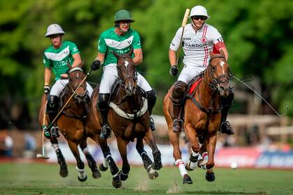 Julián De Lusarreta supera a Ignatius Du Plessis y Camilo Castagnola; el número 3, formado en el club pampeano, jugó hace unos años con próceres de Chapaleufú: Eduardo, Alberto (h.) y Bautista Heguy.