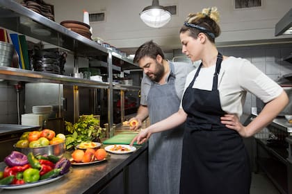 Julián Díaz y la chef Belén Pracilio en el Bar 878