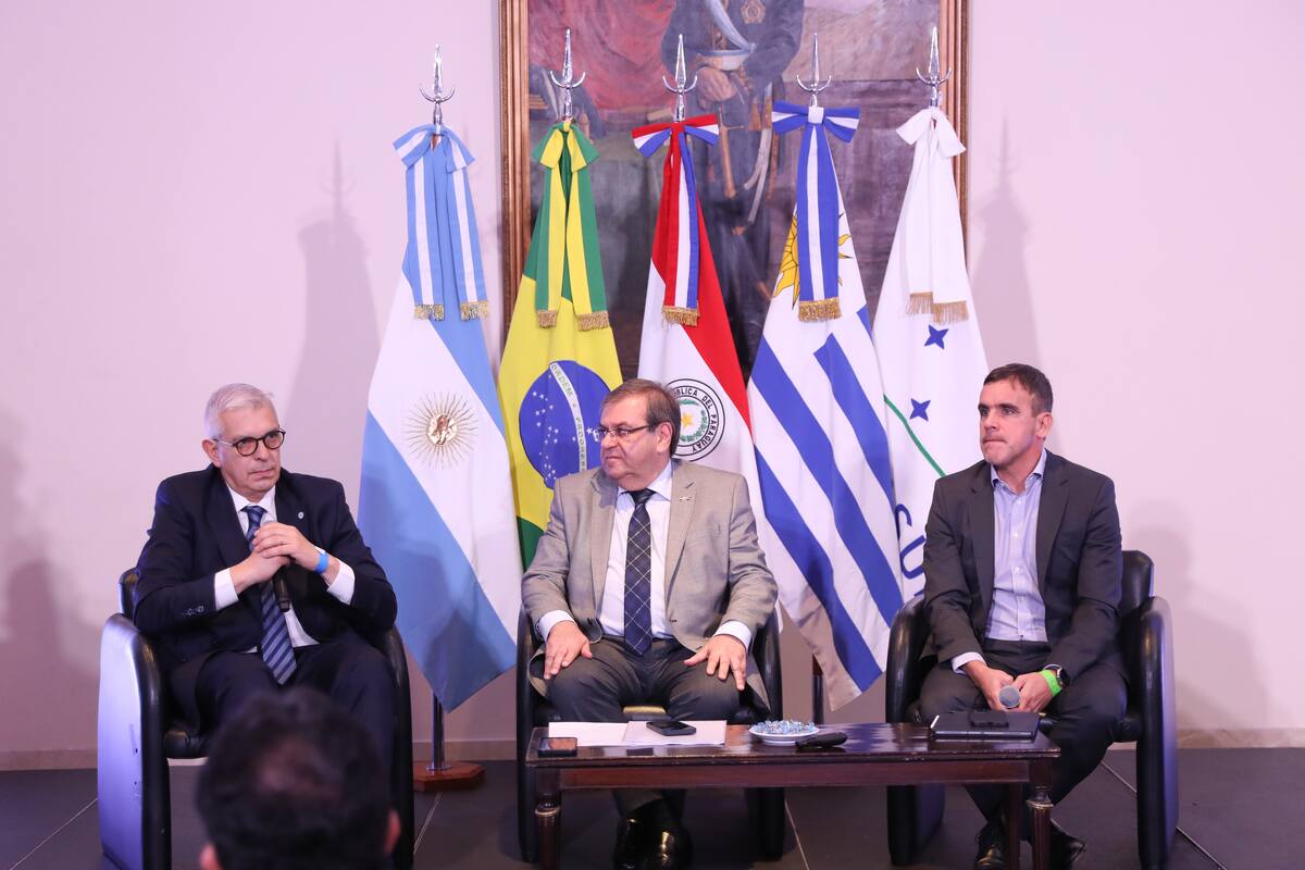 Julián Domínguez, Henry Joseph Jr y Martín Galdeano, durante el panel sobre el futuro de la industria automotriz en el Mercosur