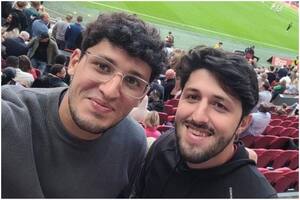 Julián e Ignacio sonríen a la cámara al asistir al Amsterdam Arena por unas entradas que les regaló Gerónimo Rulli