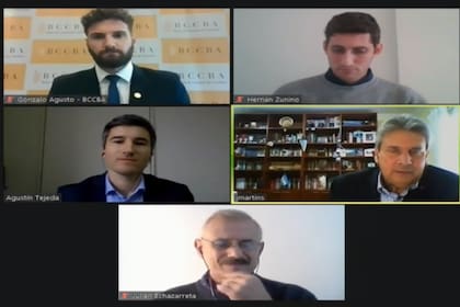 Julián Echezarreta junto al panel de especialistas que hablaron de la importancia en el medio ambiente en el sector