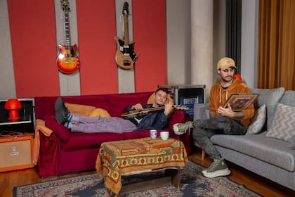 Julián está por sacar su tercer disco solista. Es de boleros y lo está grabando en este estudio. Joaquín, en tanto, también tiene su proyecto musical: "Mi nombre artístico es Joba, hago canciones más tirando a urbano, pesado, más rockero, mucha distorsión. Saqué dos singles con este proyecto que se llama Joba y Chumbita, que es una banda", revela.