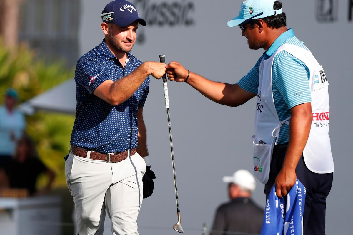 Julián Etulain celebra con su caddie uno de los hoyos bien jugados ayer, en PGA National