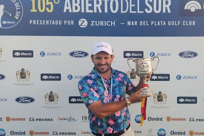 Julián Etulain, con el trofeo del Abierto del Sur después de una extenuante definición