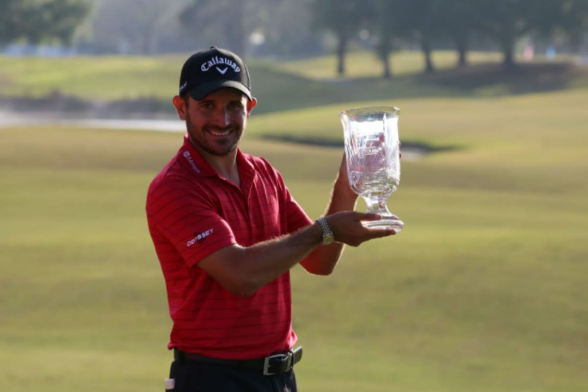 Julián Etulain con la copa de campeón en Louisiana