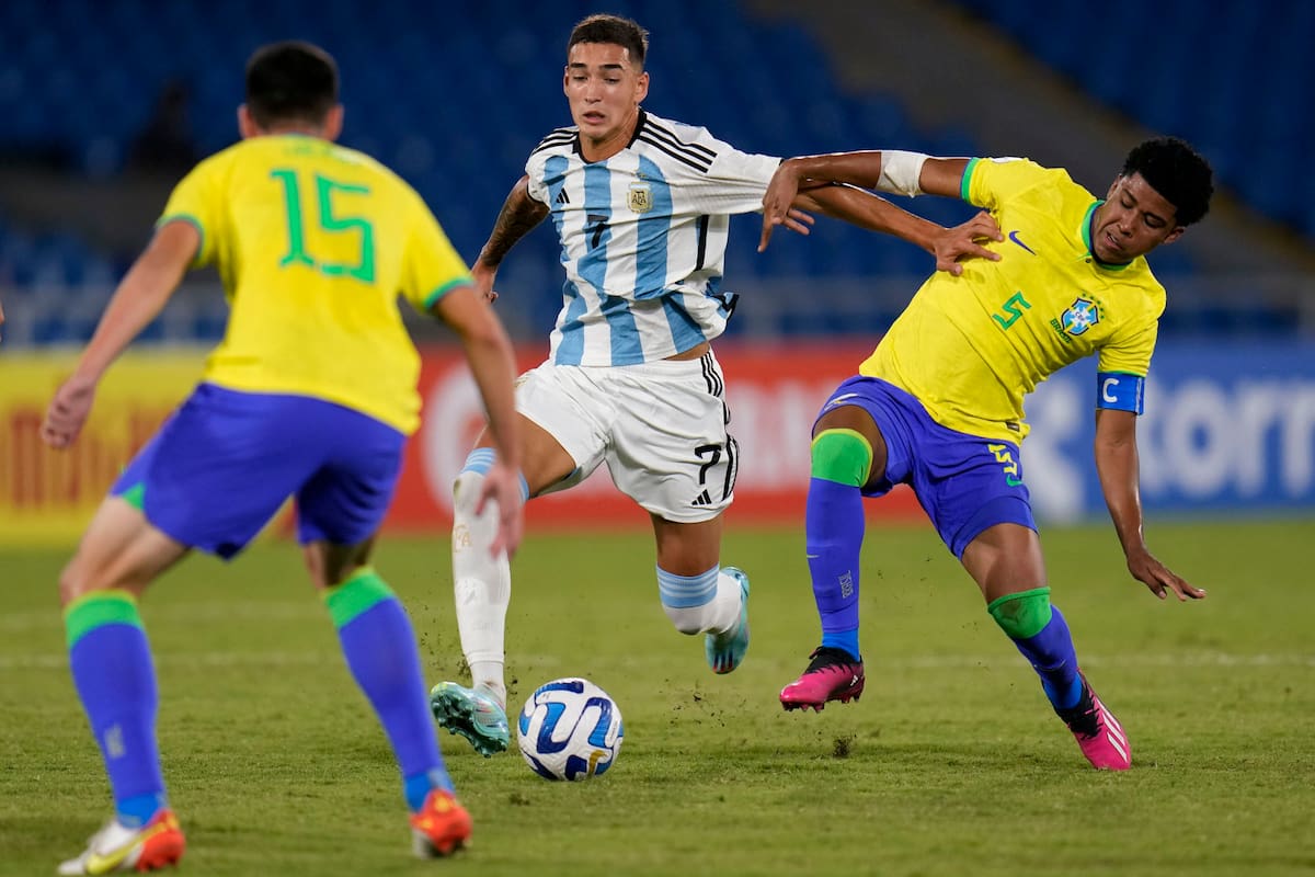 Julián Fernández lucha con la marca brasileña, durante el Sudamericano de Cali en el que a la Argentina le fue mal