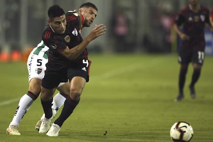 Julián Fernández lucha por la pelota con Fabrizio Angileri.