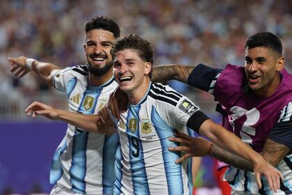 Julián festejando su gol en la selección ante Suiza en el Mundial, seguido por el Flaco López y Cuti Romero, que podría ser su compañero en el Aleti