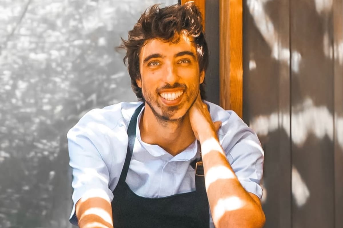 Julián Galende, el chef al frente de Alcanfor y galardonado con la Estrella Verde de la Guía Michelin: "Si están bien lavadas, mi consejo es comer las cáscaras de zanahoria o papa"