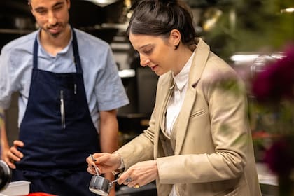 Julián Galende y Olivia Saal en la cocina de Alcanfor.