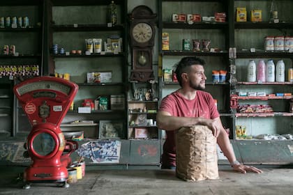 Julián Gómez, el sobrino de Chola, está al frente del almacén La Paz.