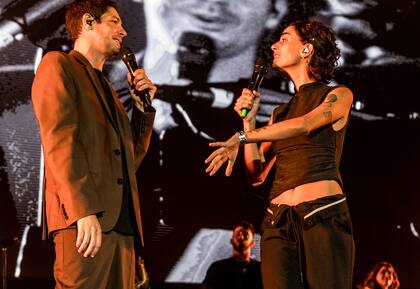 Julián Kartun, líder de El Kuelgue, compartió escenario con la artista Zoe Gotusso. El dúo se divirtió en el escenario