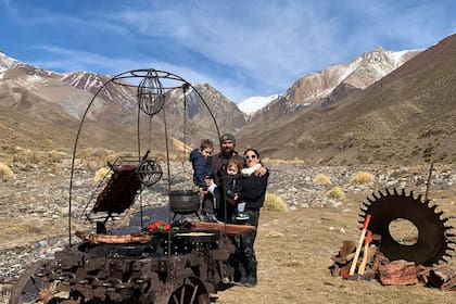 Julián Lanzillotta junto a su familia y uno de los modelos de Fuegos GL, en Mendoza
