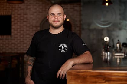 Julián Leonel Marquez, bartender, asesor gastronómico y profesor de coctelería, dialogó con LA NACIÓN y compartió las claves para lucirse con el gin tonic en Año Nuevo