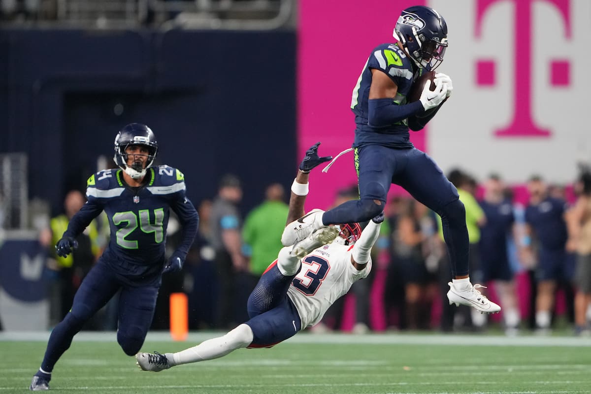 Julian Love, safety de los Seahawks de Seattle, intercepta un pase dirigido a DeMario Douglas, de lo