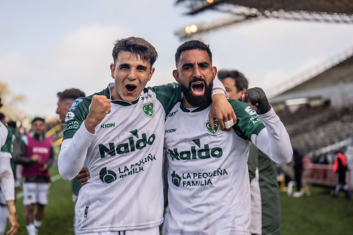 Julián Mavilla junto con Jonathan Herrera, tras el triunfo de Sarmiento ante Aldosivi en Mar de Plata
