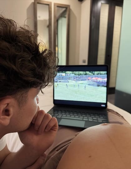 Julián mirando la Copa Potrero junto a la panza de Emilia (Foto: @emiliafferrero)