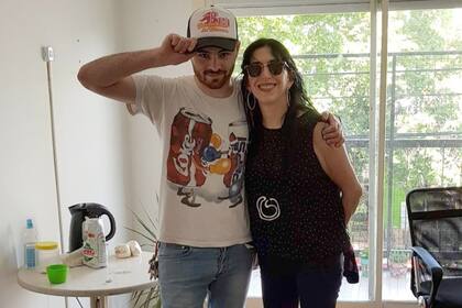 Julián Mizrahi y su mamá en el departamento de Belgrano en donde atendía a sus primeros clientes