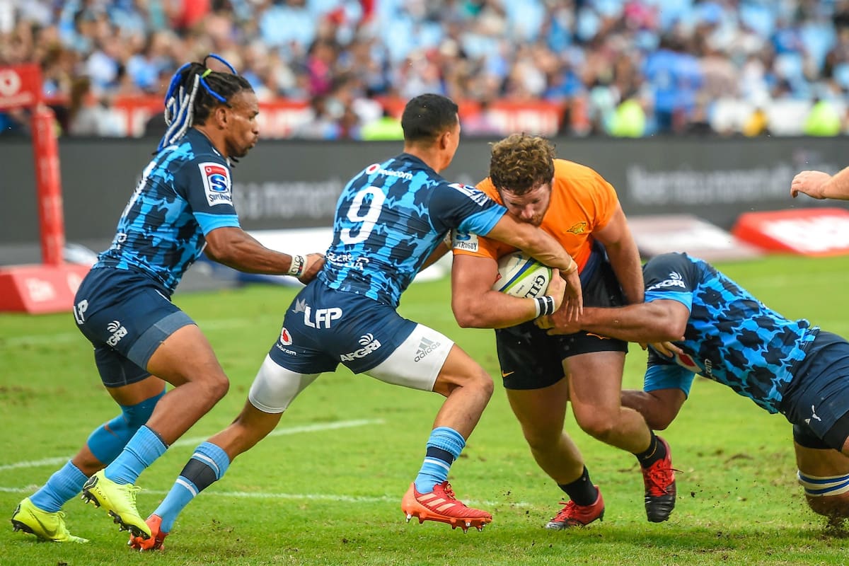 Julián Montoya arremete con fiereza y se necesita una triple marca para intentar frenarlo