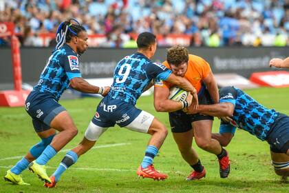 Julián Montoya arremete con fiereza y se necesita una triple marca para intentar frenarlo