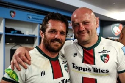 Julián Montoya en su despedida en Leicester Tigers junto con su compañero Dan Cole, un símbolo del club que le dice adiós al rugby