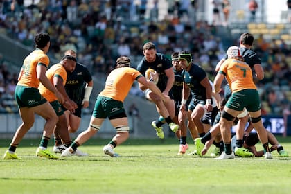 Julián Montoya encara a la defensa australiana; los Pumas experimentan rotaciones constantes, pero el capitán siempre está.