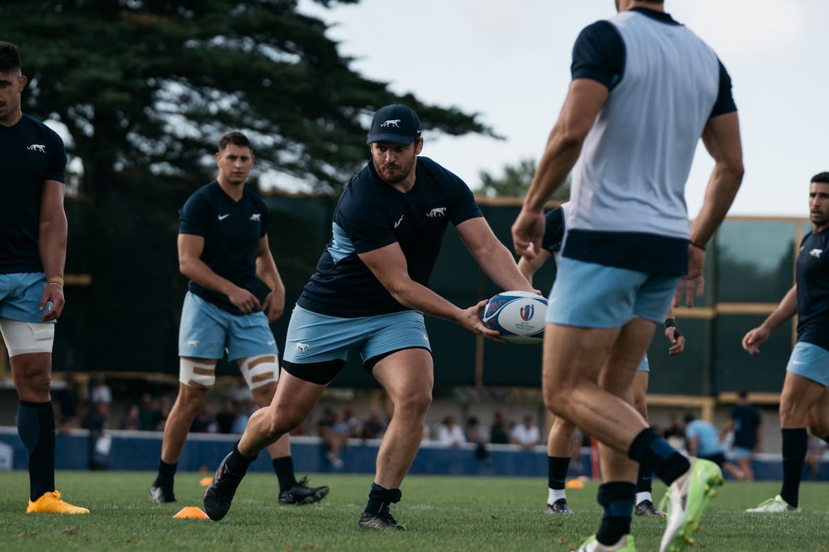 Julián Montoya hace un pase en un entrenamiento de los Pumas; el predio donde ensayan los argentinos en el Mundial de Francia ahora está cubierta por lonas, por orden del DT Michael Cheika.