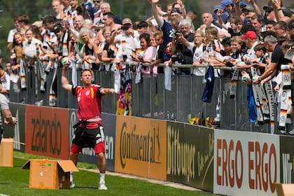 Julian Nagelsmann, el técnico de la selección de Alemania, lanza balones al público durante un entrenamiento en Fráncfort, el lunes 1 de junio (AP Foto/Michael Probst)