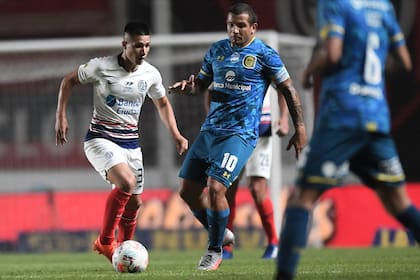 Julián Palacios y Emiliano Vecchio, en una escena del primer tiempo entre San Lorenzo y Rosario Central.