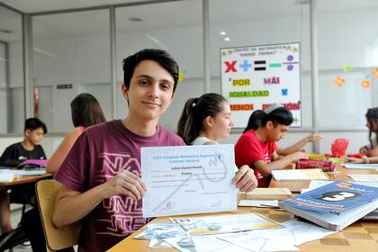 Julián Pinelli, uno de los alumnos, orgulloso de su mención nacional