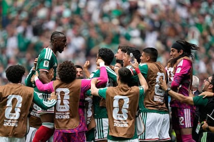Julián Quiñones, de México (izquierda), celebra tras marcar el primer gol durante el partido de fútbol del Grupo A de la Copa Mundial entre México y Sudáfrica en la Ciudad de México, el jueves 11 de junio de 2026