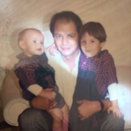 Julián reconoce que por las presiones del trabajo no les dedicaba mucho tiempo a sus hijos.