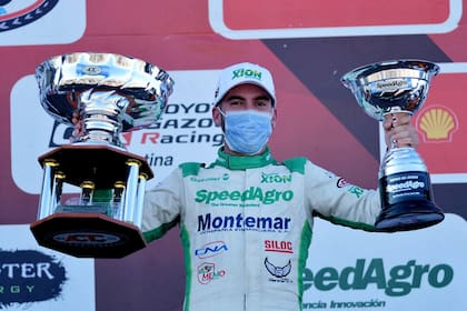 Julián Santero celebra la victoria en el podio de San Nicolás; el mendocino logró el primer triunfo en la temporada y el quinto en el Turismo Carretera