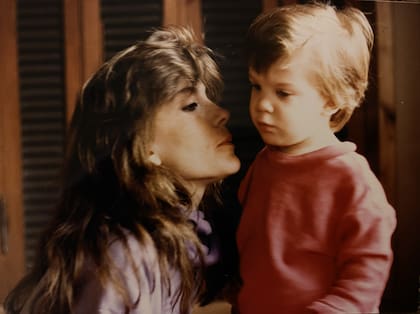 Julián Tagle junto a Martha, su mamá