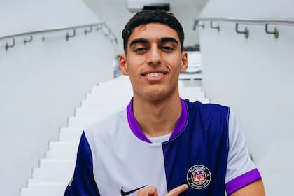 Julián Vignolo, posando como nuevo jugador del Toulouse FC, en el estadio Stade de Toulouse.