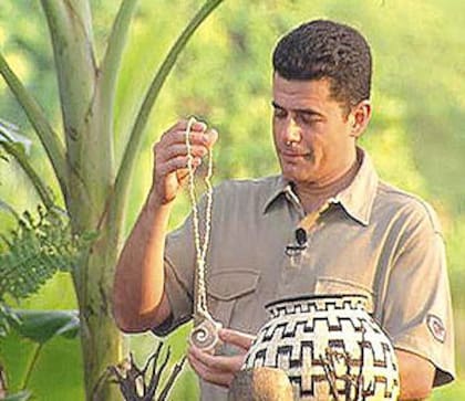 Julián Weich conduciendo Expedición Robinson, el reality estrenado en octubre de 2000 cuyo éxito preparó el terreno para el debut de GH al año siguiente