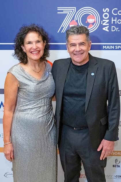Julián Weich fue uno de los conductores de la velada. En la imagen posa con Claudia Aramburu, integrante de la comisión directiva de la Cooperadora