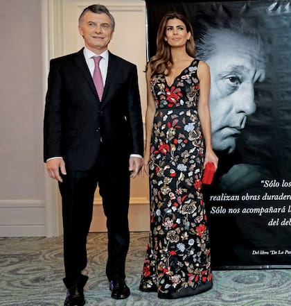 En una gala a beneficio de la Fundación Favaloro, impactó con un sensacional vestido bordado con flores, que complementó con una petaca al rojo vivo de Flâneur.