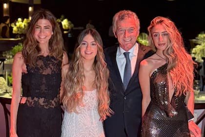 Juliana Awada compartió una foto de la familia reunida por los 15 años de Antonia