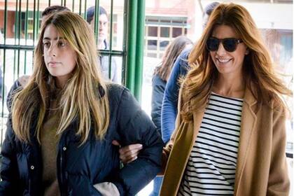 Juliana Awada junto a su hija antes de votar