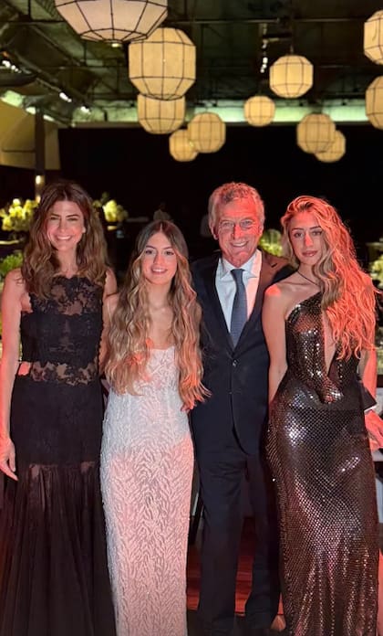 Juliana Awada junto a su hijas y su ex Macri