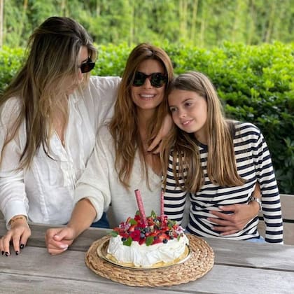 Juliana Awada junto a sus dos hijas: Valentina (izquierda de la imagen) y Antonia (derecha)