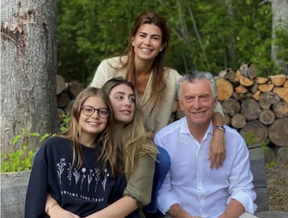 Juliana Awada junto a sus hijas Valentina, Antonia, y su marido Mauricio Macri (Foto: Instagram/@julianawada)