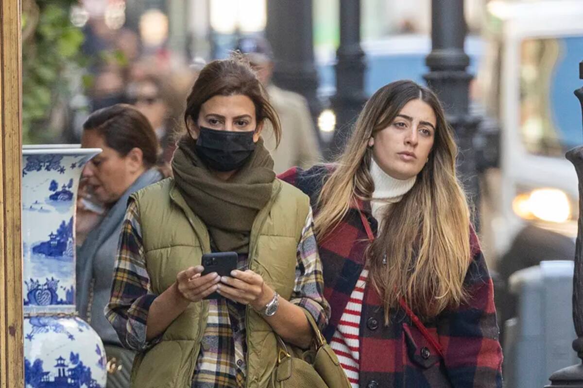 Juliana Awada y Valentina Bartier, su hija, de paseo por Madrid