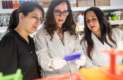Juliana Cassataro (derecha) dirigió el equipo que desarrolló la primera vacuna argentina aprobada como refuerzo contra el Covid