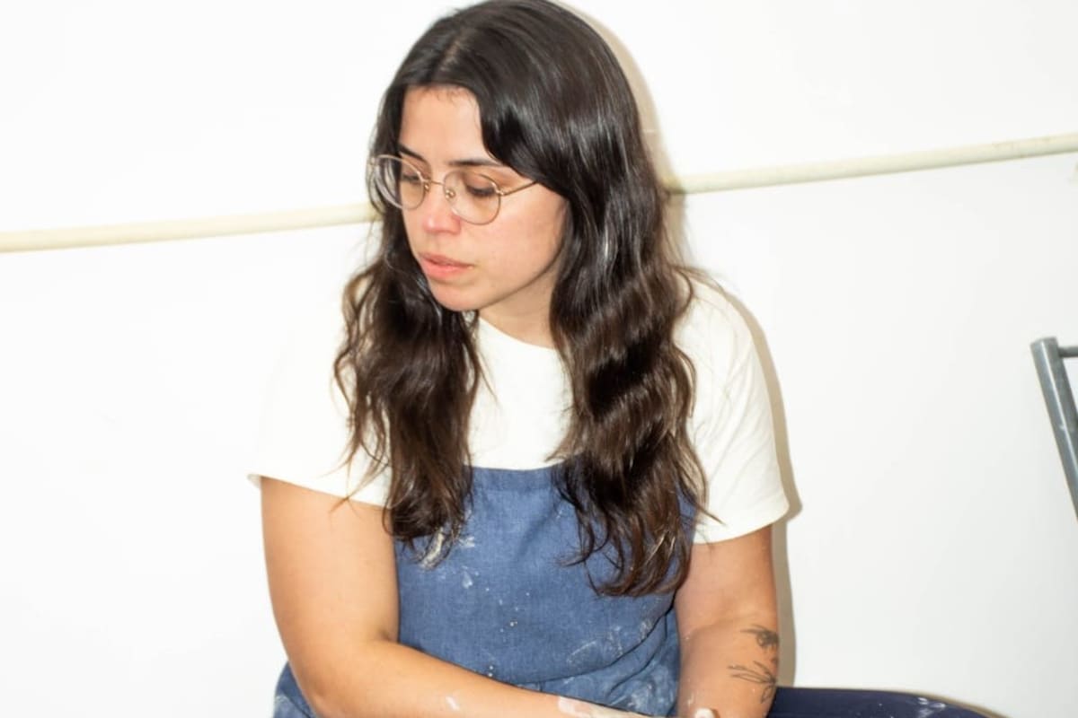 Juliana Dicosimo, en su taller de cerámica