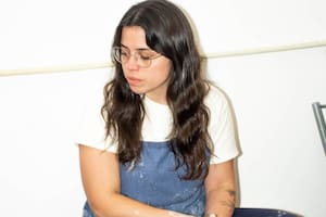 Juliana Dicosimo, en su taller de cerámica