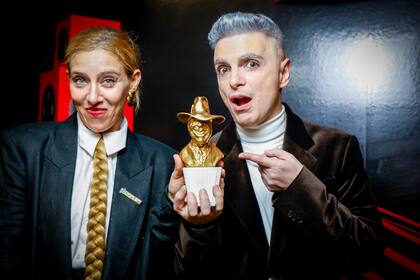 Juliana Gattas y Ale Sergi de Miranda! con su flamante Gardel de Oro